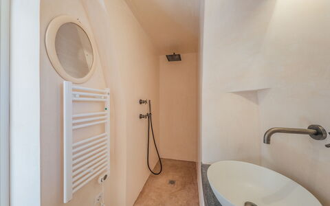 Borgo Dell'Agrumeto 8: Sanitærarmatur, Gulvbelægning, Etage, Badeværelse, Indretning, Loft, Vvs, Værelse, Tap, Toilet