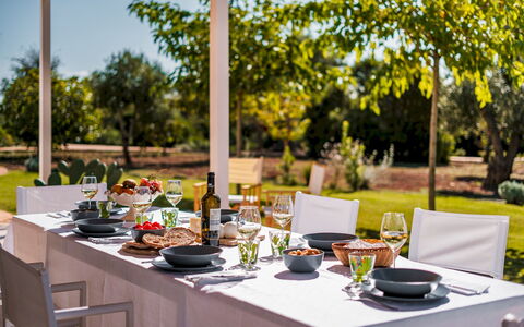 Borgo Dell'Agrumeto 8: Møbel, Bordservice, Bord, Drinkware, Udendørs Møbler, Stol, Udendørs Bord, Mad, Restaurant, Serveware