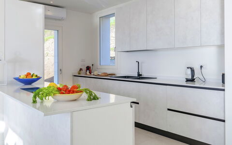 Villa Gioia 8: Køkken, Countertop, Indretning, Gulvbelægning, Håndvask, Møbel, Træ, Sanitærarmatur, Cabinetry, Hjem