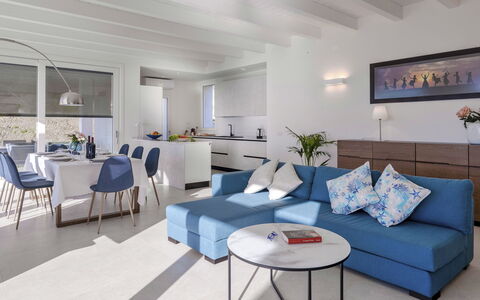 Villa Gioia 8: Møbel, Indretning, Gulvbelægning, Couch, Etage, Loft, Bord, Træ, Stue, Værelse