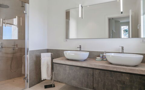 Villa Gioia 8: Badeværelse, Indretning, Badeværelsesvask, Sanitærarmatur, Gulvbelægning, Håndvask, Væg, Spejl, Countertop, Etage