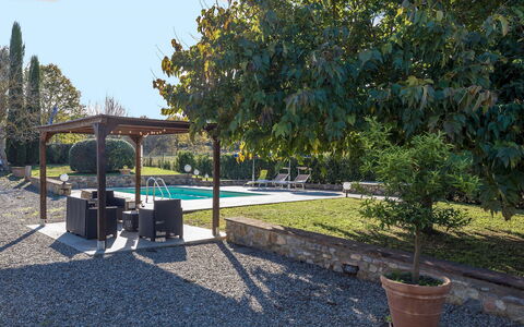 La Vigna 4: Skygge, Have, Landscaping, Udendørs Møbler, Backyard, Udendørs Struktur, Gård, Flise, Lawn, Gårdsplads