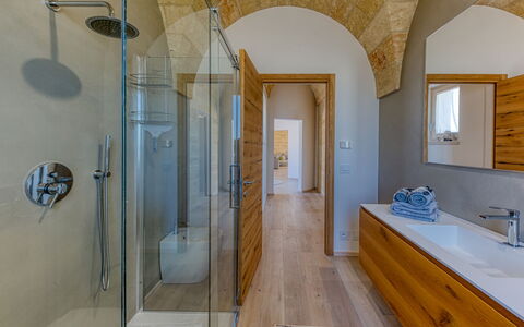Villa Porta Azzurra 6+2: Gulvbelægning, Etage, Sanitærarmatur, Loft, Flise, Tap, Vvs, Bejdse, Hårdttræ, Badeværelse