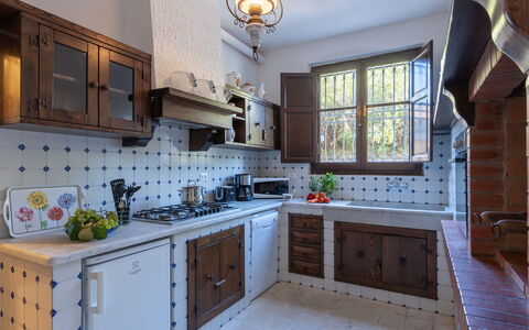 Villa ai Venti 8: Køkken, Countertop, Komfur, Gulvbelægning, Træ, Større Bandage, Indretning, Møbel, Køkken Apparat, Cabinetry