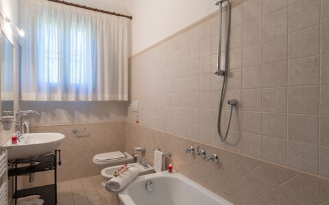 Villa ai Venti 8: Badeværelse, Sanitærarmatur, Gulvbelægning, Indretning, Badeværelsesvask, Håndvask, Etage, Tap, Vvs, Toilet