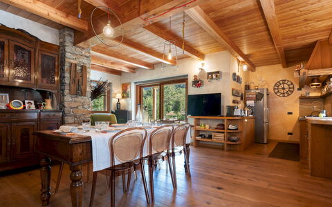 Chalet Walser 4+2: Møbel, Indretning, Gulvbelægning, Træ, Etage, Stol, Loft, Spisestue, Lysarmatur, Bord