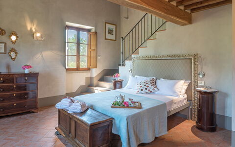 Casale la Splendida 10: Møbel, Væg, Gulvbelægning, Indretning, Hjem, Soveværelse, Etage, Seng, Belysning, Bed Frame