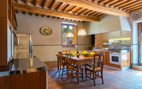 Casale la Splendida 10: Møbel, Indretning, Køkken, Gulvbelægning, Countertop, Træ, Loft, Cabinetry, Etage, Hjem
