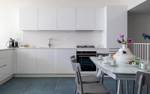 Villa Ristola 6: Køkken, Countertop, Møbel, Køkken Apparat, Indretning, Gulvbelægning, Cabinetry, Større Bandage, Hjem, Etage