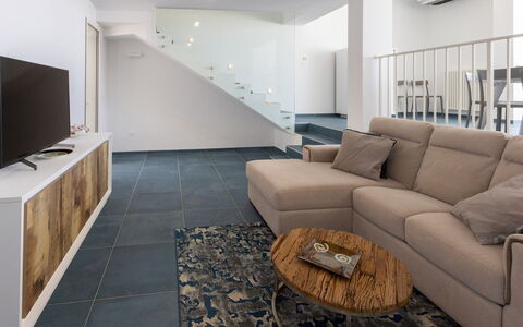 Villa Ristola 6: Indretning, Gulvbelægning, Møbel, Couch, Etage, Træ, Stue, Loft, Værelse, Lejlighed