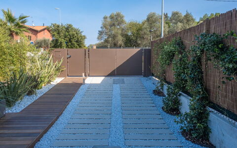 Onda 8: Have, Busk, Skygge, Land Lot, Walkway, Kompositmateriale, Landscaping, Backyard, Flise