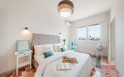 Nova Domus 6: Møbel, Seng, Indretning, Soveværelse, Gulvbelægning, Etage, Sengetøj, Sengetøj, Værelse, Loft