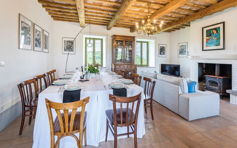 Villa a Casa di Giovanni 12: Møbel, Indretning, Bord, Træ, Stol, Spisestue, Loft, Køkken & Spisebord, Gulvbelægning, Værelse