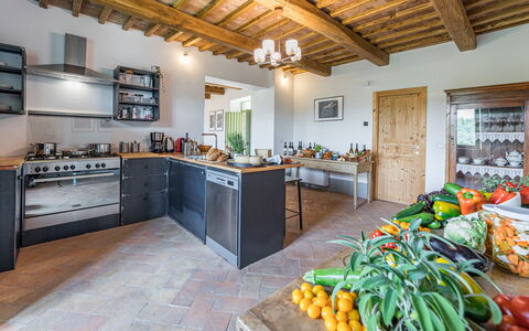 Villa a Casa di Giovanni 12: Møbel, Træ, Gulvbelægning, Køkken, Indretning, Hjem, Countertop, Etage, Loft, Stol