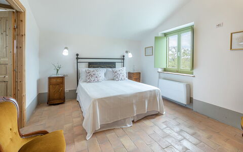 Villa a Casa di Giovanni 12: Møbel, Indretning, Væg, Seng, Soveværelse, Gulvbelægning, Træ, Loft, Etage, Sengetøj