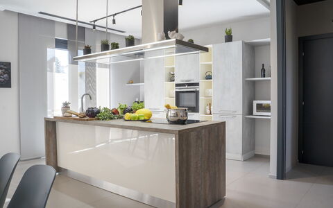 Villa Maria Paradiso 10: Køkken, Møbel, Indretning, Gulvbelægning, Cabinetry, Væg, Countertop, Træ, Lysarmatur, Etage