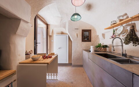Masseria Muto 6: Væg, Indretning, Gulvbelægning, Køkken, Møbel, Hjem, Etage, Countertop, Loft, Sanitærarmatur
