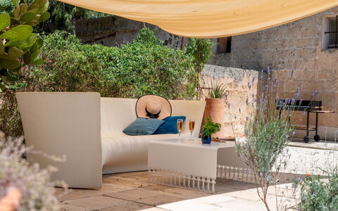 Masseria Muto 6: Udendørs Møbler, Skygge, Blomsterkrukke, Naturmateriale, Pude, Couch, Stueplante, Stue, Throw Pillow