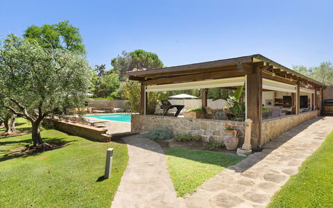 Villa Castiglione 9: Svømmepøl, Udvej, Skygge, Have, Backyard, Estate, Flise, Eco Hotel, Udendørs Møbler, Landscaping