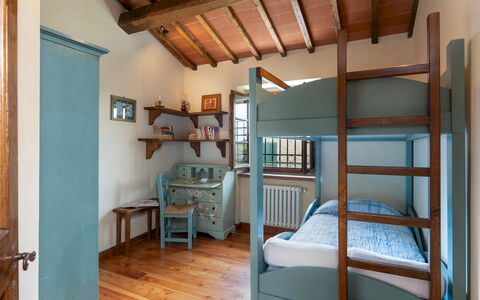 Casa Paggetti 8: Møbel, Indretning, Seng, Væg, Soveværelse, Gulvbelægning, Træ, Loft, Etage, Sengetøj