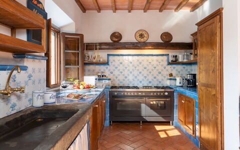 Casa Paggetti 8: Køkken, Træ, Indretning, Gulvbelægning, Hjem, Etage, Møbel, Countertop, Værelse, Komfur