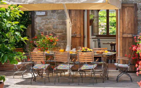 Casa Paggetti 8: Møbel, Bord, Træ, Udendørs Møbler, Stol, Blomsterkrukke, Udendørs Bord, Have, Køkken & Spisebord