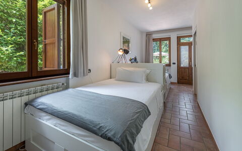 Villa Pianello 10: Seng, Soveværelse, Indretning, Træ, Sengetøj, Sengetøj, Møbel, Loft, Etage, Hjem