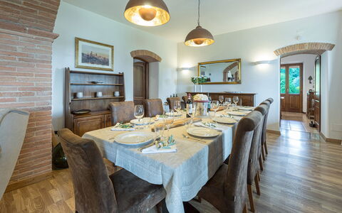 Villa Pianello 10: Møbel, Indretning, Bord, Stol, Gulvbelægning, Træ, Loft, Spisestue, Køkken & Spisebord, Værelse