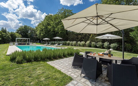 Villa Pianello 10: Svømmepøl, Udendørs Møbler, Møbel, Have, Liggestol, Udvej, Landscaping, Skygge, Stol, Paraply