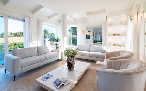 Villa Bianca 10: Møbel, Indretning, Couch, Gulvbelægning, Etage, Stue, Bord, Hjem, Værelse, Træ