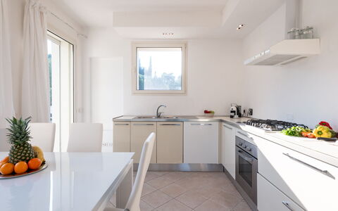 Villa Bianca 10: Indretning, Møbel, Gulvbelægning, Træ, Køkken, Countertop, Hjem, Etage, Værelse, Køkken Apparat