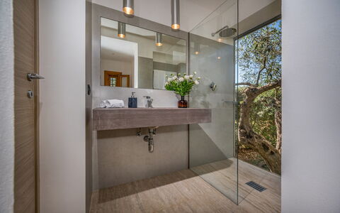 Villa Pineta 6: Badeværelse, Sanitærarmatur, Gulvbelægning, Væg, Indretning, Etage, Badeværelsesvask, Tap, Håndvask, Loft