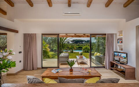 Villa Pineta 6: Indretning, Møbel, Gulvbelægning, Træ, Hjem, Couch, Etage, Bord, Loft, Stue