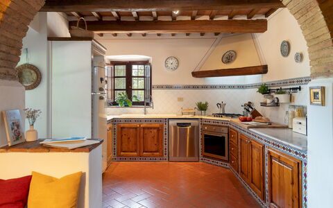 Villa Allodola 12: Køkken, Indretning, Gulvbelægning, Møbel, Træ, Countertop, Køkken Apparat, Cabinetry, Loft, Etage