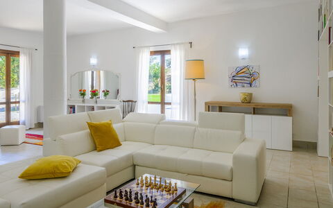 Villa Ardente 12+1: Møbel, Indretning, Gulvbelægning, Couch, Etage, Væg, Stue, Bord, Træ, Værelse
