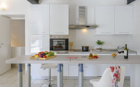 Villa Ardente 12+1: Møbel, Køkken, Countertop, Indretning, Cabinetry, Køkken Apparat, Gulvbelægning, Træ, Etage, Lysarmatur