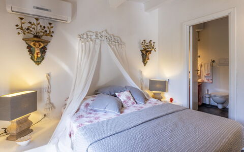 Villa Bambù 9+2: Møbel, Seng, Indretning, Soveværelse, Væg, Sengetøj, Sengetøj, Etage, Gulvbelægning, Træ