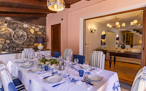 Villa Bambù 9+2: Møbel, Indretning, Bord, Bordservice, Stol, Spisestue, Gulvbelægning, Køkken & Spisebord, Dug, Textile