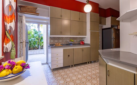 Villa Carina 12: Indretning, Køkken, Gulvbelægning, Møbel, Countertop, Etage, Træ, Cabinetry, Større Bandage, Belysning
