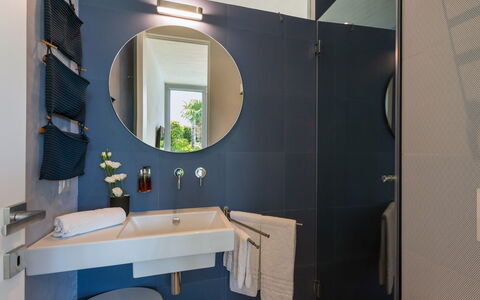 Villa Carrubo 4: Indretning, Badeværelse, Gulvbelægning, Sanitærarmatur, Etage, Belysning, Badeværelsesvask, Lysarmatur, Værelse, Vvs