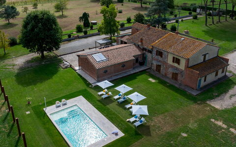 Tenuta Francigena 8: Estate, Lawn, Hacienda, Gård, Villa, Mansion, Stuehus, Svømmepøl, Backyard, Parkere