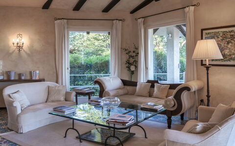 Villa del Prato 8: Møbel, Indretning, Couch, Bord, Gulvbelægning, Etage, Træ, Stue, Værelse, Belysning