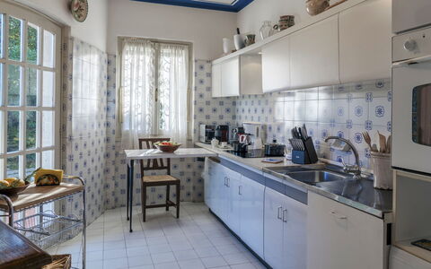 Villa del Prato 8: Køkken, Større Bandage, Gulvbelægning, Countertop, Indretning, Køkken Apparat, Møbel, Cabinetry, Etage, Hjem