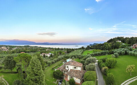 Villa del Prato 8: Landskab, Landdistrikt, Eng, Landsby, Estate, Forstad, Plantation, Farm, Stuehus
