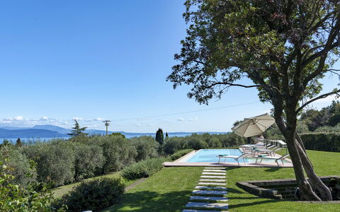 Villa del Prato 8: Blå, Landskab, Land Lot, Have, Bunddække, Bjergkæde, Landscaping, Lawn, Kam, Hæk