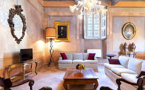 Palazzo Pozzo Bonelli 14: Møbel, Indretning, Gulvbelægning, Væg, Couch, Etage, Stue, Bord, Træ, Loft