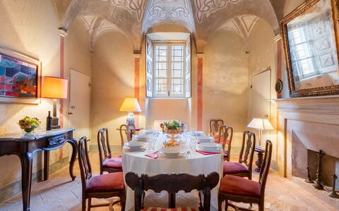 Palazzo Pozzo Bonelli 14: Møbel, Indretning, Loft, Bord, Stol, Belysning, Gulvbelægning, Spisestue, Værelse, Lysarmatur