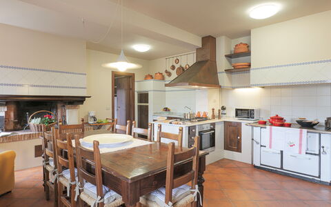 Il Cerreto 11: Møbel, Indretning, Gulvbelægning, Køkken, Loft, Træ, Etage, Værelse, Cabinetry, Countertop