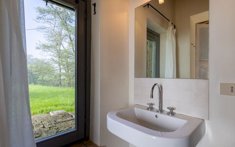 Villa dei Rosmarini 8: Træ, Sanitærarmatur, Etage, Glas, Skygge, Vvs, Badeværelse, Bejdse, Dagslys, Tap