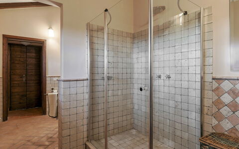 Tenuta Navelli 12+2: Væg, Gulvbelægning, Etage, Indretning, Loft, Sanitærarmatur, Flise, Kompositmateriale, Vvs, Badeværelse
